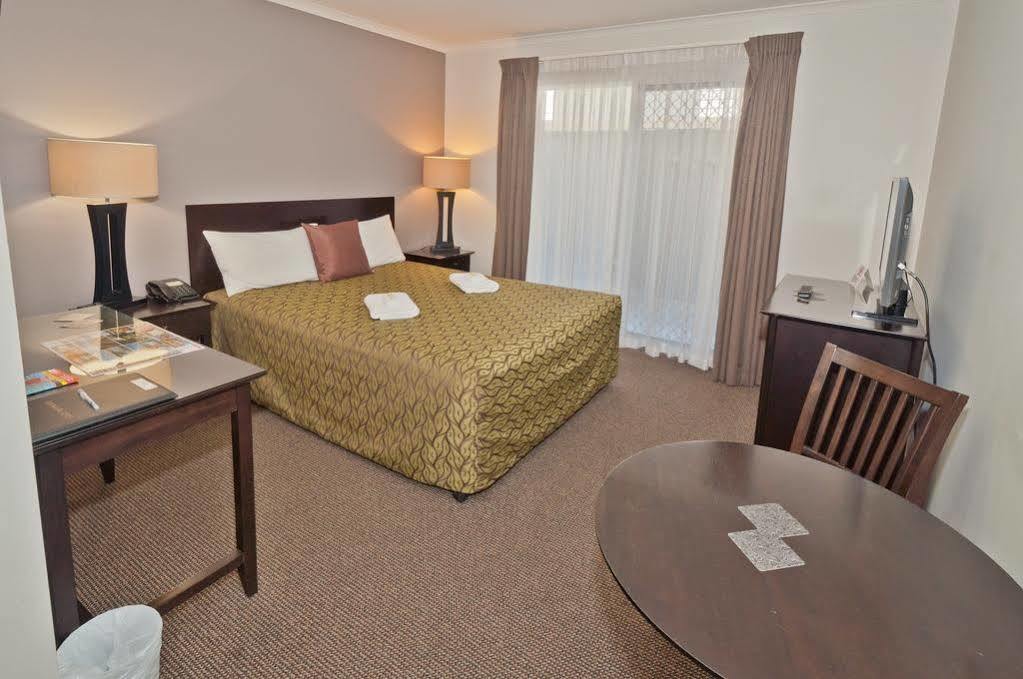 Redcliffe Motor Inn Buitenkant foto